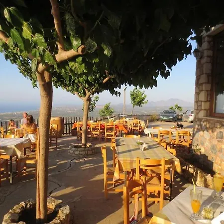 Historic Venetian Castle Ideal For Family Events! * Maroulas