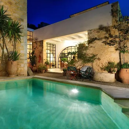 Historic Venetian Castle Ideal For Family Events! * Maroulas